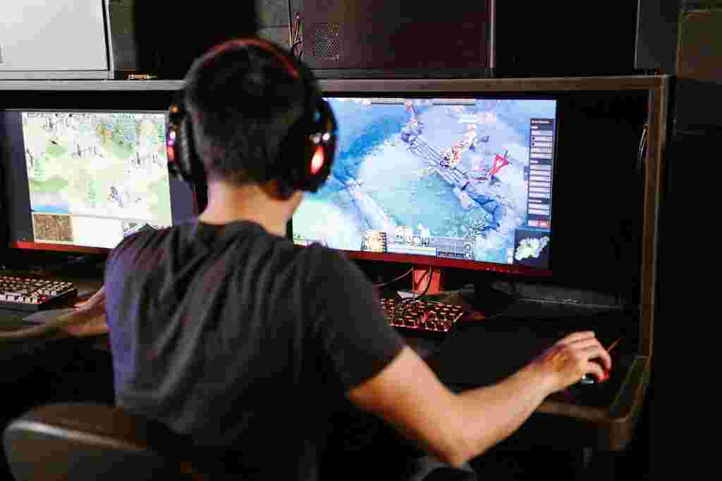 Mengapa Esports Semakin Populer Di Kalangan Muda - Ketenaran Esports di Golongan Anak Belia: Kejadian Garis besar dalam Bumi Gaming.