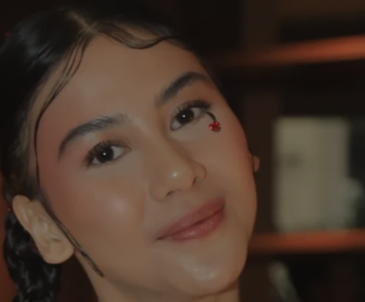 Adinda Thomas Akur di Lokasi