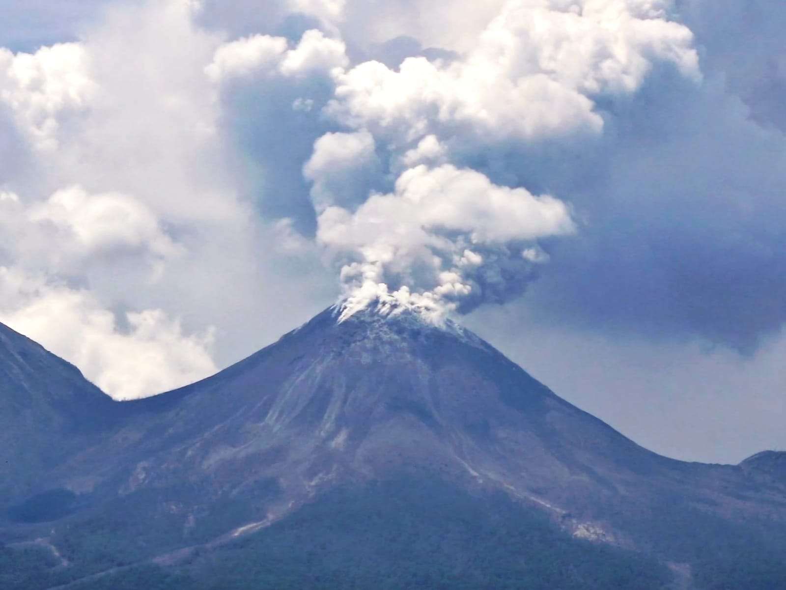 Letusan Gunung Lewotobi Laki Laki di Indonesia Picu Peringatan Tinggi