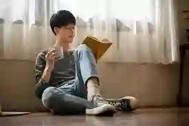 Membaca Buku Fiksi Menjadi Hiburan Menenangkan Pikiran  - Novel fantasi bukan semata- mata alat hiburan; beliau